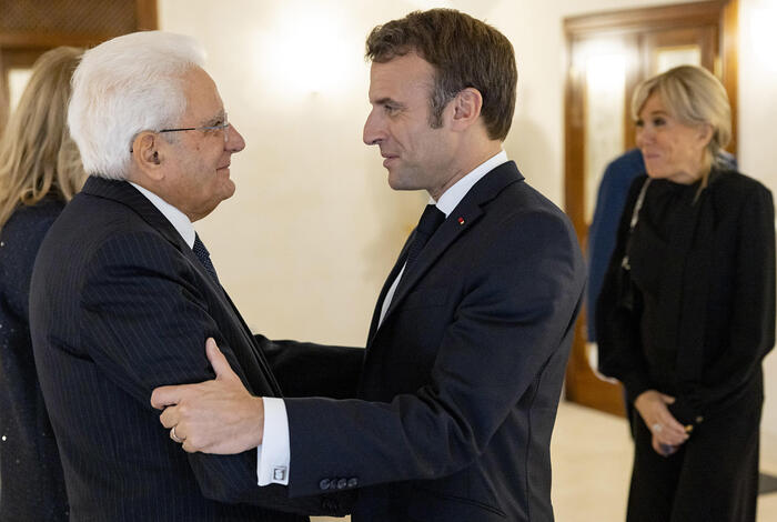 Mattarella vede Macron: "Francia e Italia sempre più unite sapranno superare la tragica sfida della guerra in Ucraina"