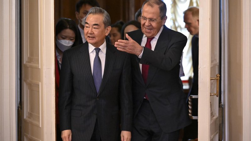 Lavrov incontra Wang Yi: "Difenderemo gli interessi di Russia e Cina, basta col bullismo americano"