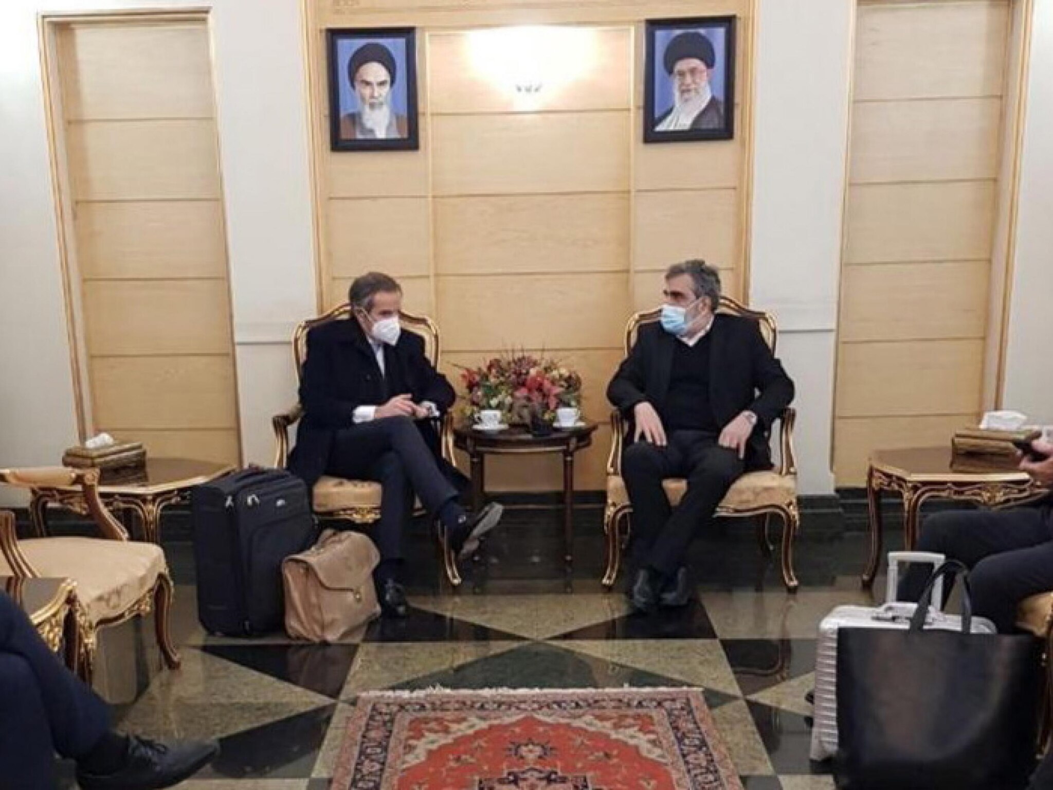Gli ispettori Aiea volano in Iran per una ispezioni e Teheran se la prende con la Ue...