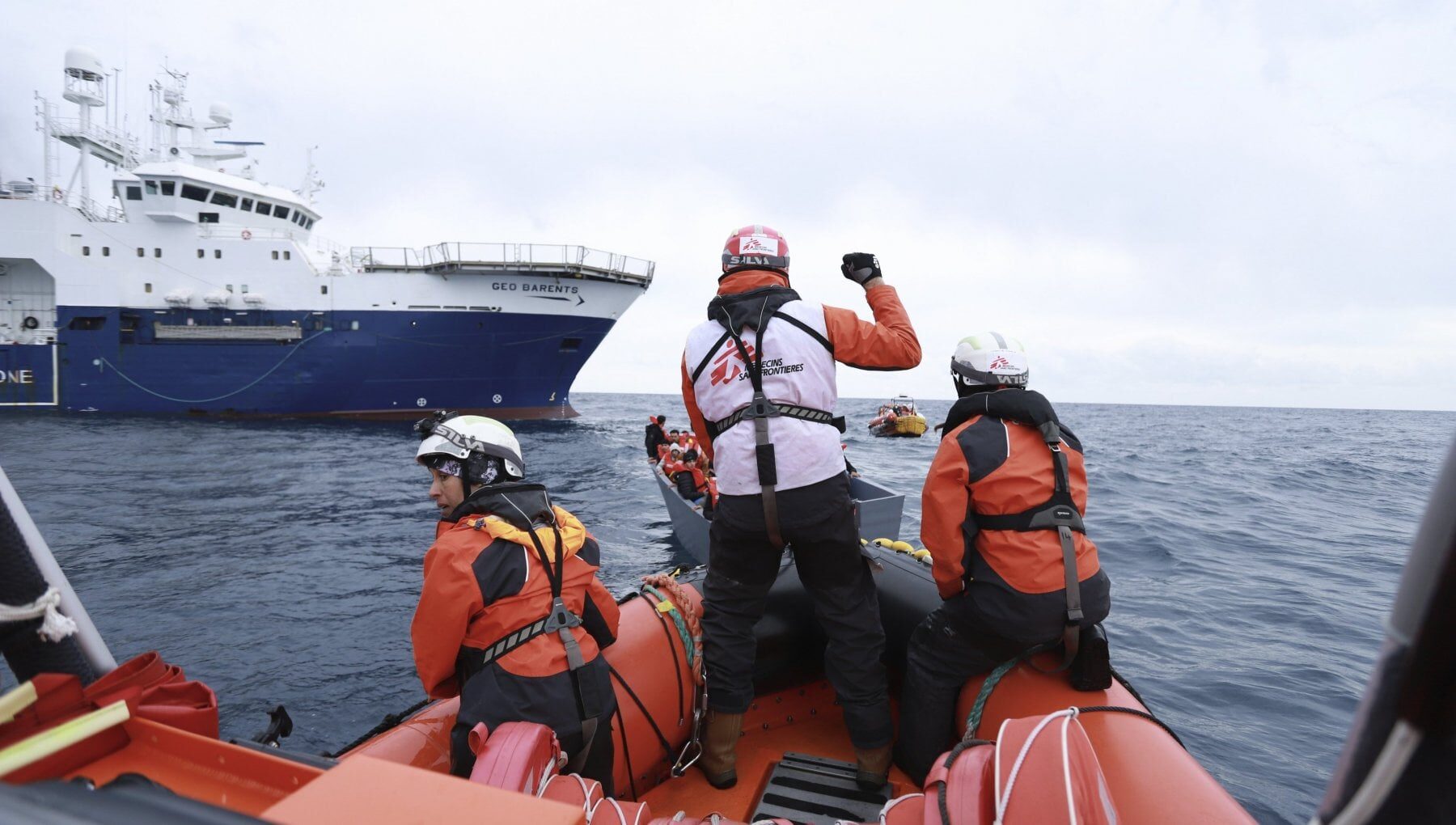 Migranti, una strage immane sventata da una Ong: c'è chi li chiama "taxi del mare"