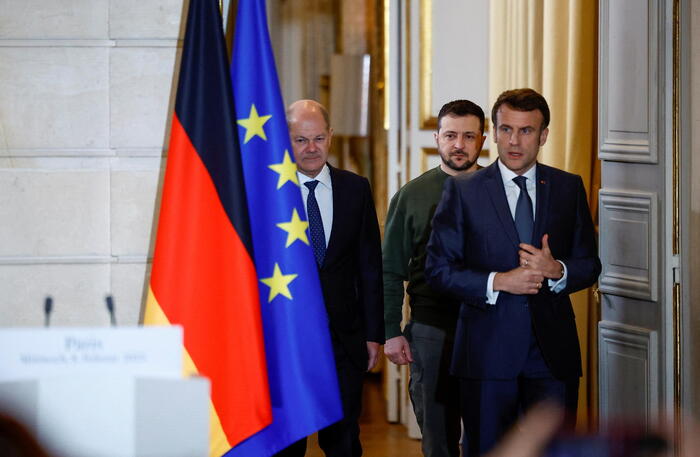 Macron frena sui caccia a Kiev: "Impossibile consegnarli a breve"