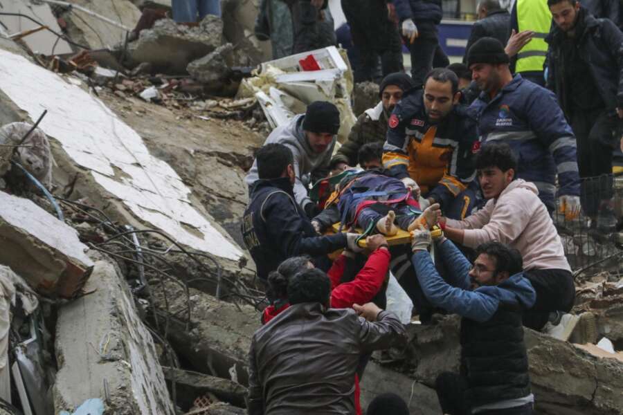 In Turchia e Siria si scava ancora (per i miracoli), superati i 33 mila morti
