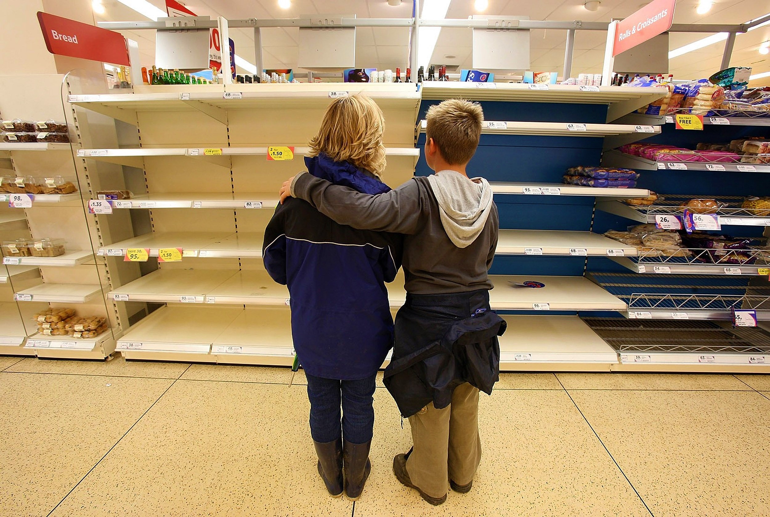 Nel Regno Unito verdure razionate e scaffali semivuoti in alcuni supermercati (ma questa volta non c'entra la Brexit)