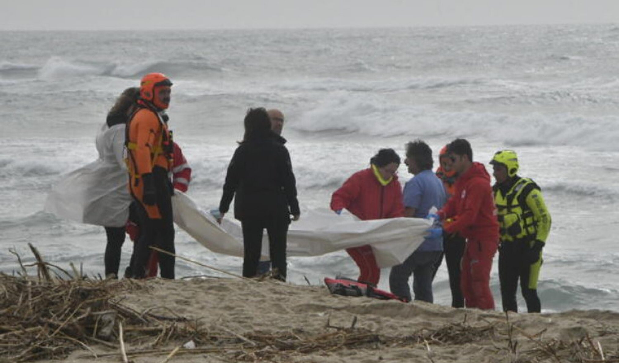 Migranti, li lasciano morire in mare e ora li cacciano dai centri di assistenza: la crudeltà di governo