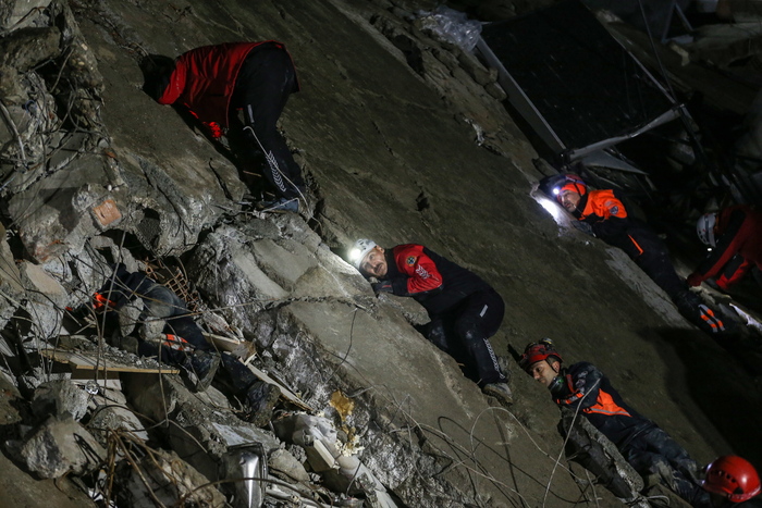Terremoto, oltre 5.000 il numero totale delle vittime ma per l'Oms il bilancio potrebbe superare i 20mila morti