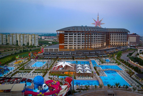 Scoppia la rissa tra calciatori russi e ucraini in un albergo in Turchia