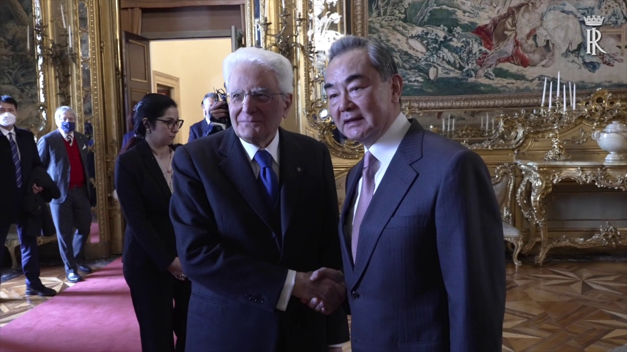 Mattarella a Wang Yi: "La Cina eserciti la sua influenza per una pace giusta in Ucraina"