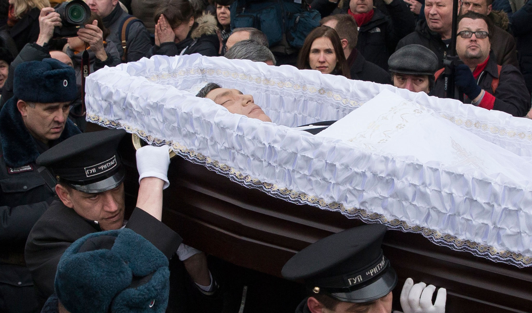 In Russia sfida alla repressione di Putin: fiori in memoria di Boris Nemtsov, il dissidente assassinato In Russia sfida alla repressione di Putin: fiori in memoria di Boris Nemtsov, il dissidente assassinato