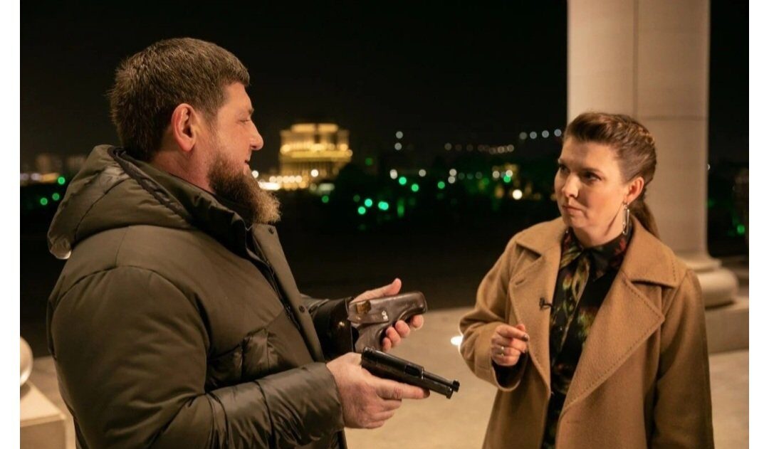 Kadyrov mostra in tv la "pistola di Hitler": "Zelensky la usi per spararsi"