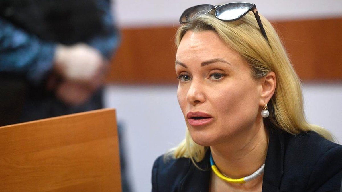 Marina Ovsiannikova dopo la fuga a Parigi: "Uniti contro i crimini del regime di Putin"