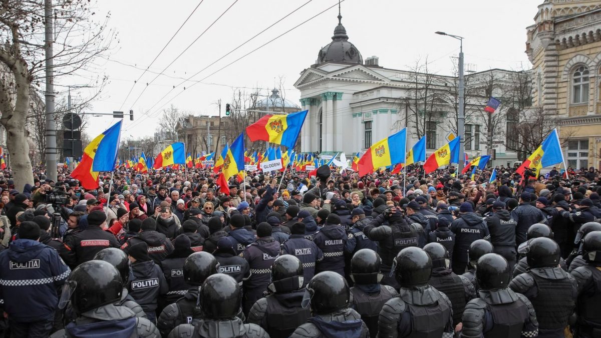 In Moldavia l'opposizione filo-Putin tenta di irrompere nella sede del governo