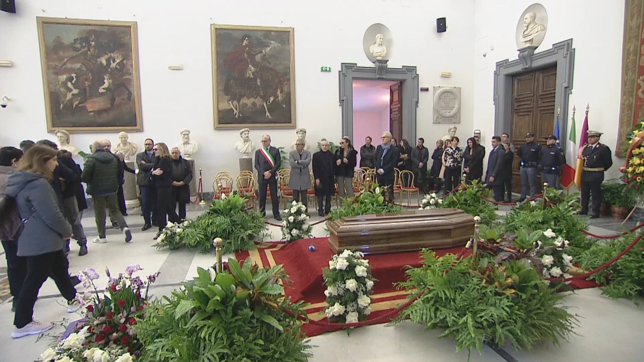 Maurizio Costanzo, file alla camera ardente in Campidoglio: lunedì i funerali solenni a Roma