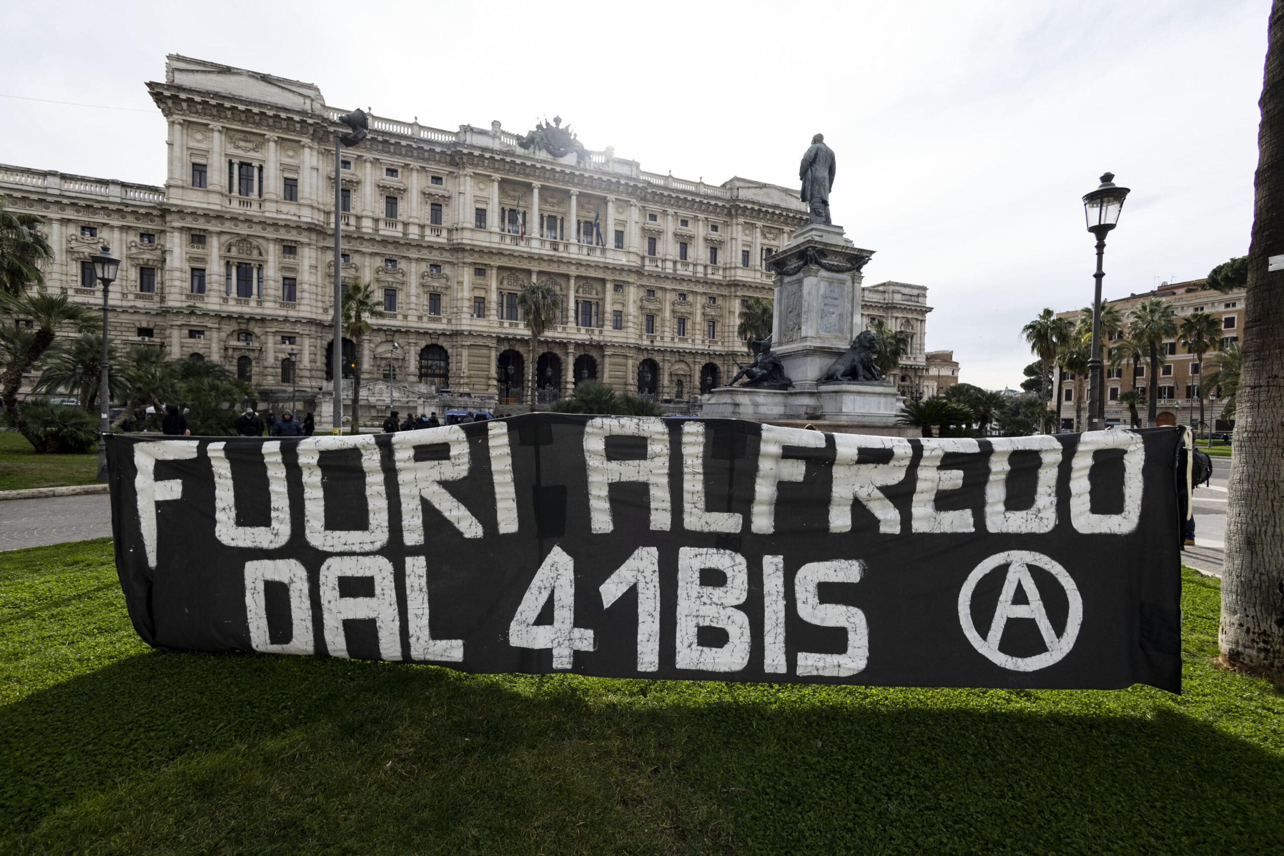 Cospito, la Cassazione decide sulla revoca del 41bis: presidio degli anarchici fuori dal tribunale