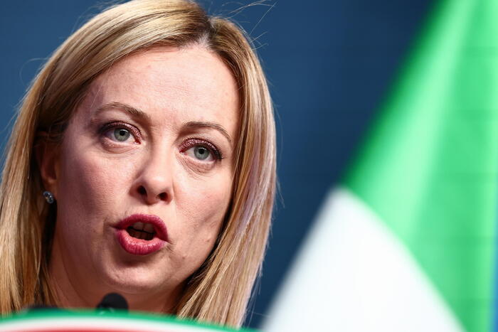 Meloni: "Nessun gelo con Parigi. Mi sarebbe piaciuto che Zelensky fosse stato presente a Sanremo"