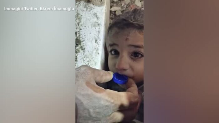 Turchia, bambino trovato vivo dopo 4 giorni sotto le macerie