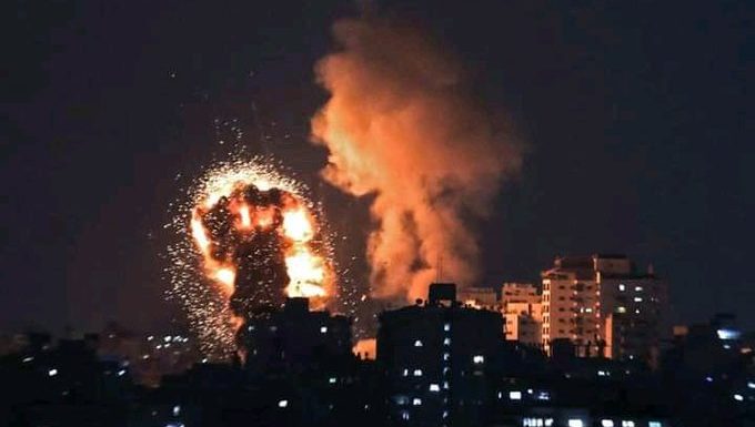 Israele risponde agli attacchi palestinesi: bombe cadono su Gaza