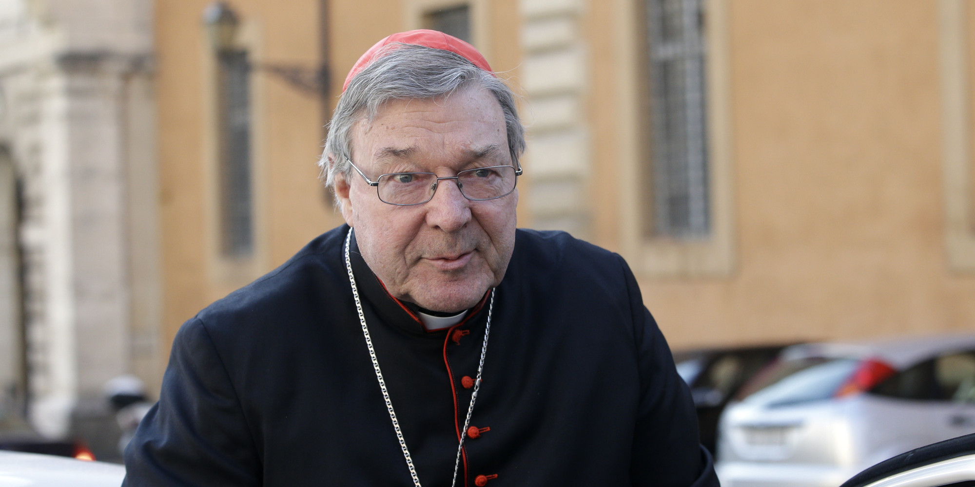 Protesta a Sidney ai funerali del cardinale Pell: le vittime di pedofilia hanno circondato la chiesa di nastri colorati