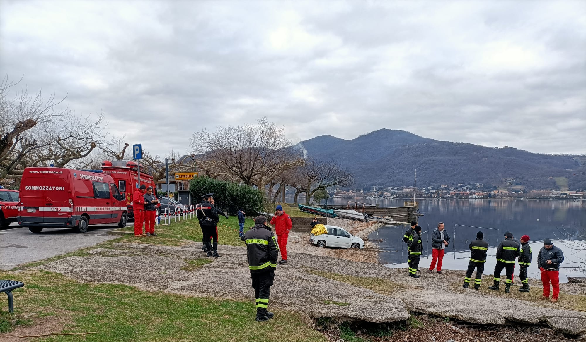 Donna trovata morta in un'auto su una spiaggia a Lecco, indagini in corso