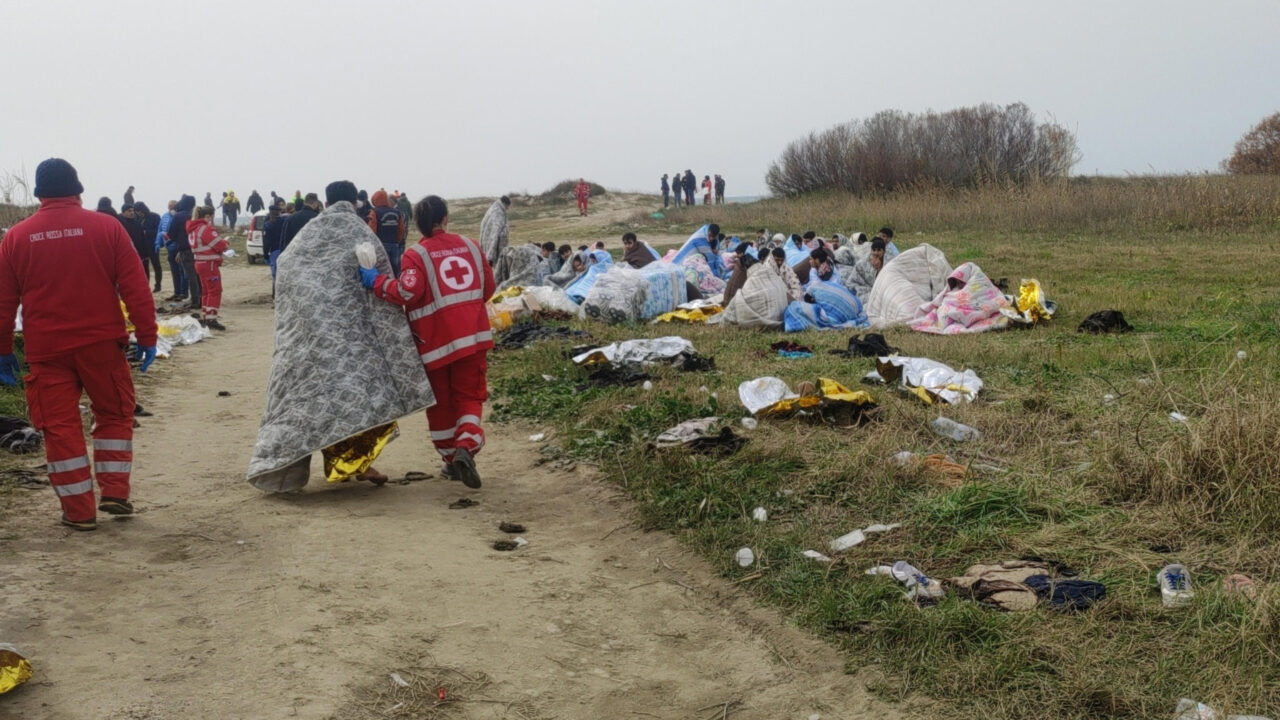 Strage di migranti, i morti sono 67: nella notte ritrovato il corpo di una bambina