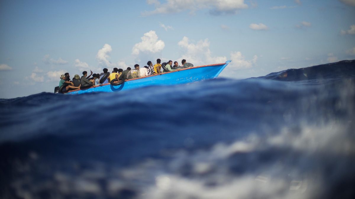 Lampedusa, solo ieri 2mila sbarchi: molte le imbarcazioni in fila per approdare