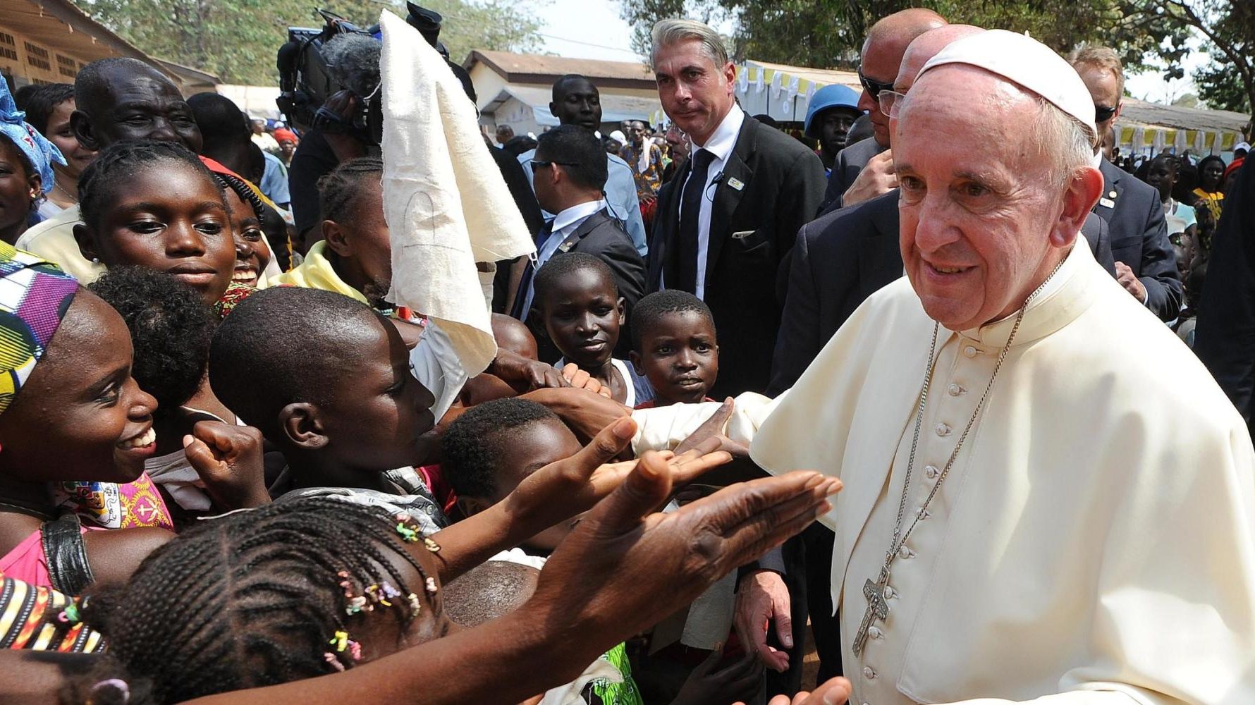 Il Papa e il monito sull'immoralità di produrre armi mentre c'è tanta fame nel mondo
