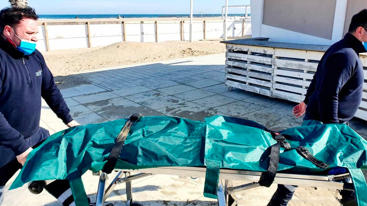 Cadavere di una donna in spiaggia, è mistero a Rimini: esclusa la violenza