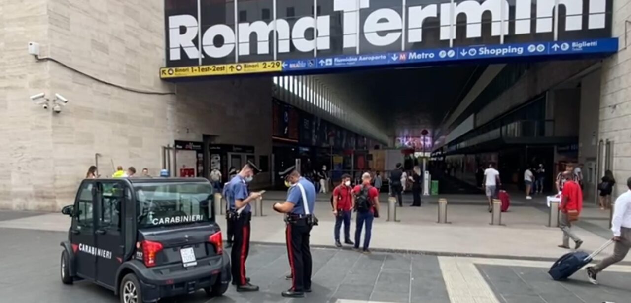Accoltellato alla stazione Termini per una rapina: arrestati tre uomini