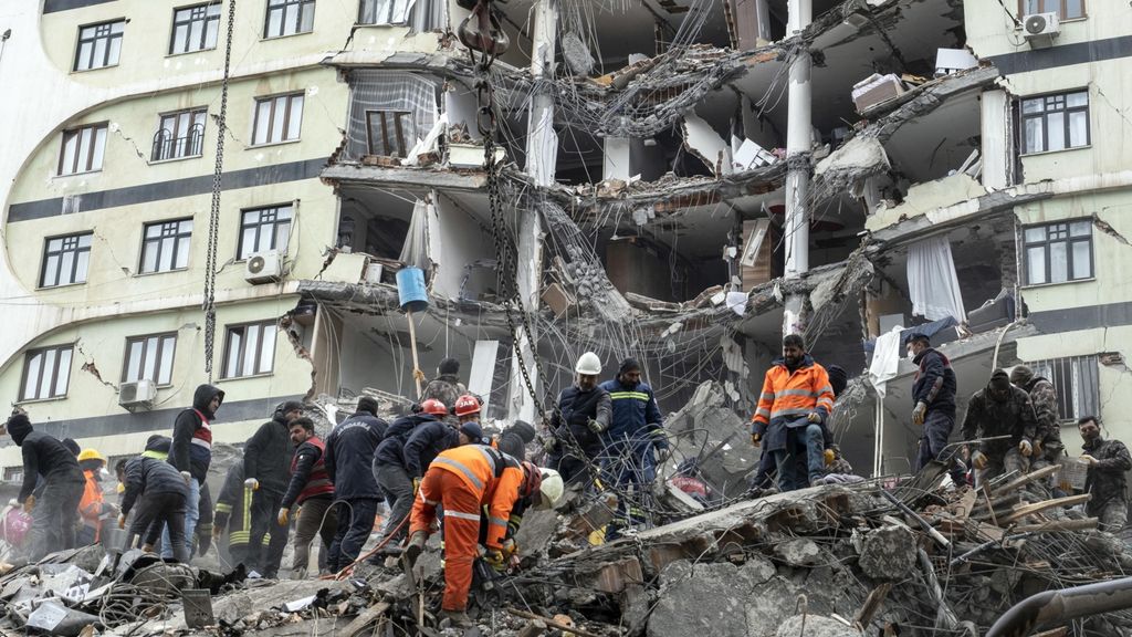 Terremoto in Turchia e Siria, il bilancio dei morti arriva a 12.200. Proteste per la lentezza dei soccorsi