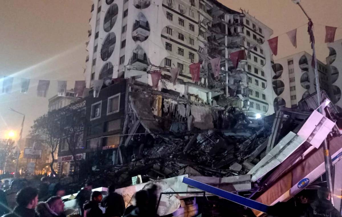 Terremoto in Turchia, magnitudo 7.8 e almeno 800 morti: il mondo si unisce negli aiuti