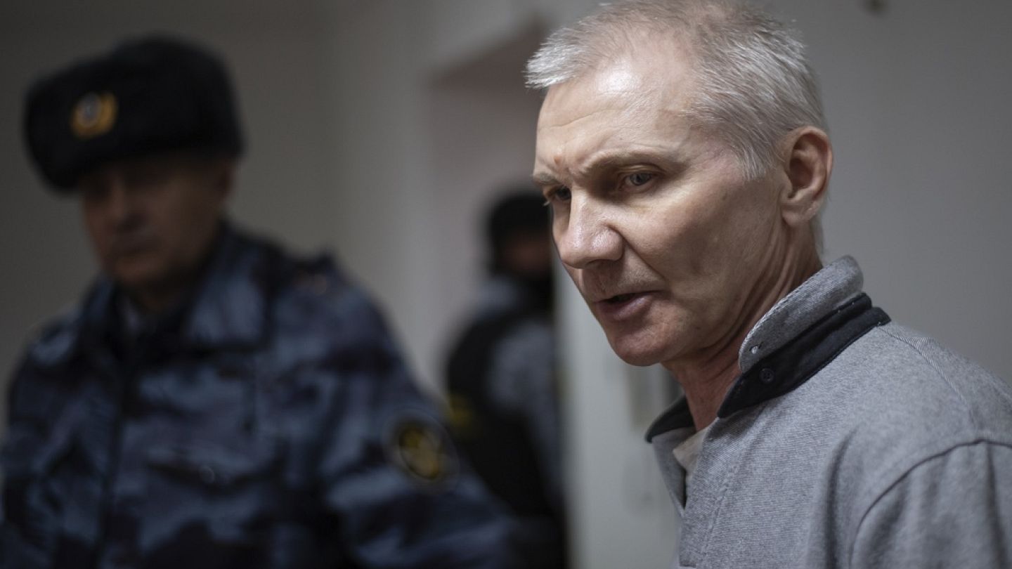 La Russia scatena gli 007 pur di catturare il padre della ragazzina 'no war' fuggito dopo la condanna