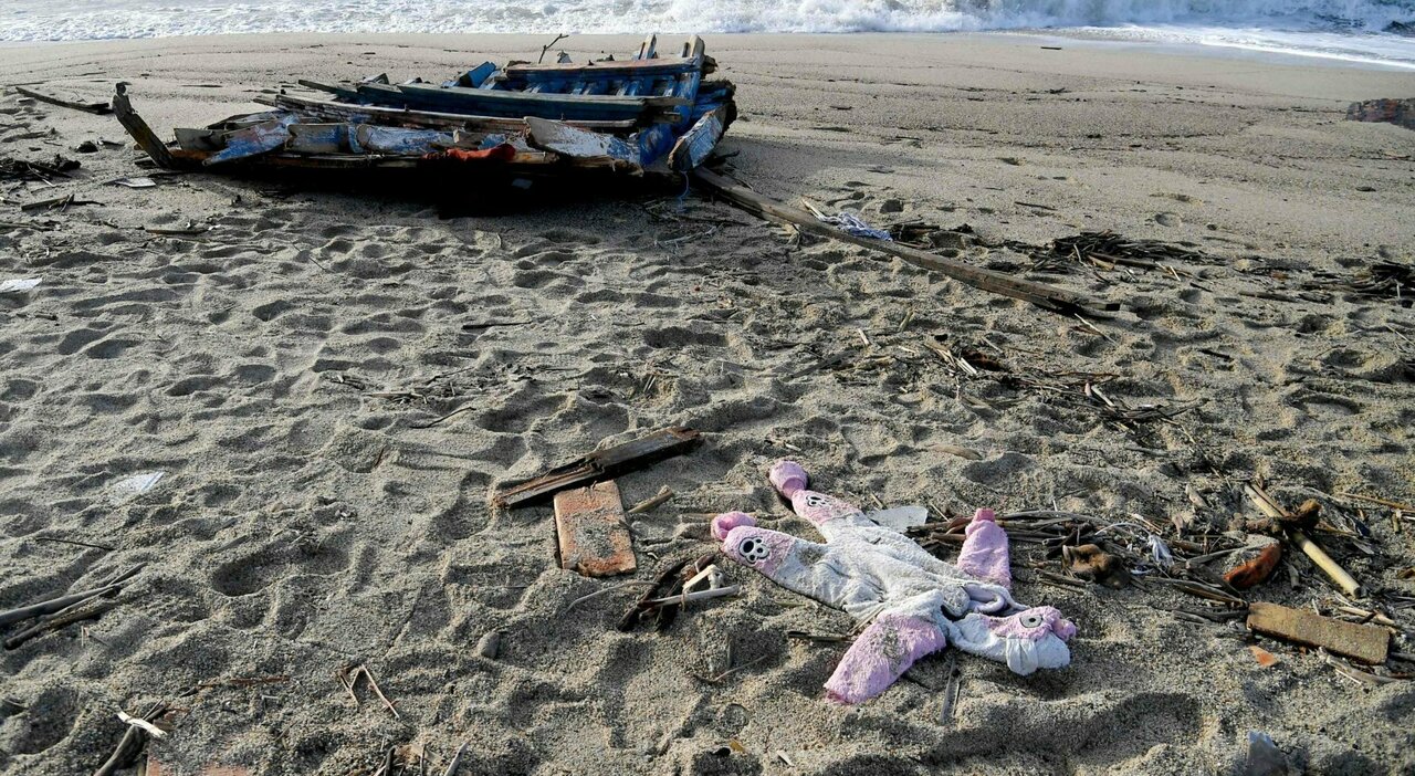 Cutro, le vittime salgono a 86: in acqua trovati i corpi di tre adulti e due bambini