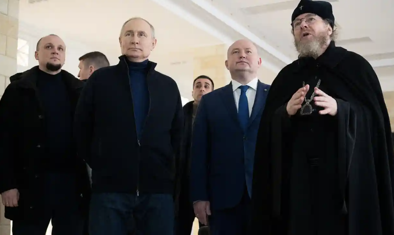 Putin visita a sorpresa la Crimea per l’anniversario della annessione