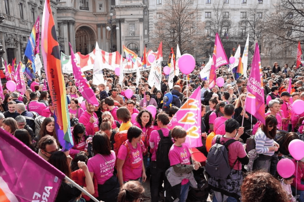 Le famiglie arcobaleno colorano Milano in risposta all'oscurantismo del governo fondamentalista