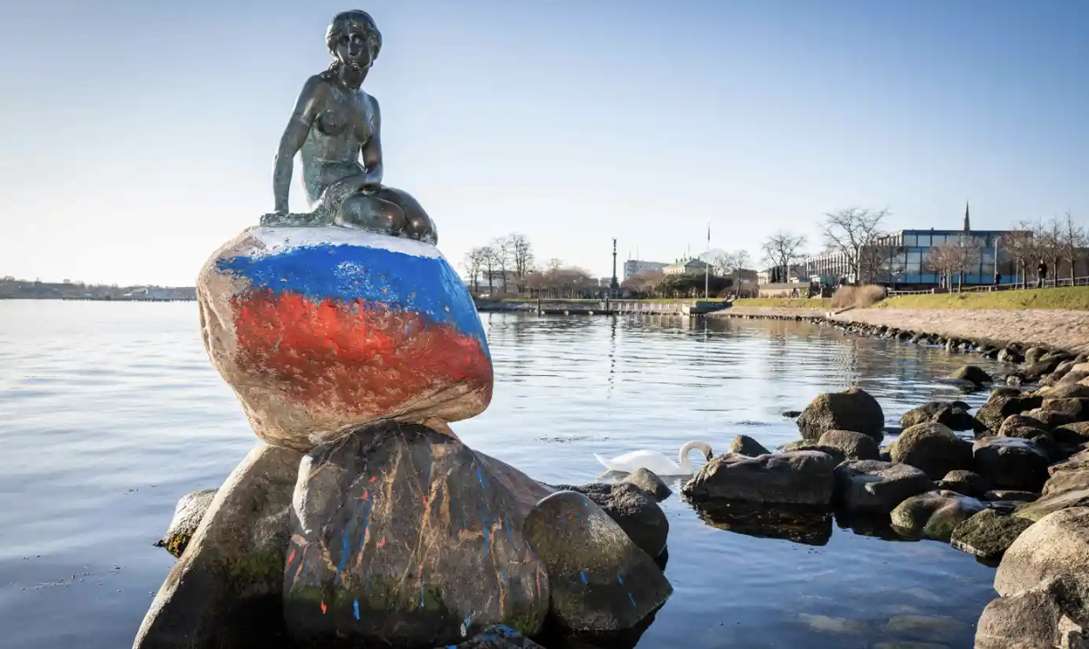 Sirenetta vandalizzata: il simbolo di  Copenaghen dipinto con i colori della Russia