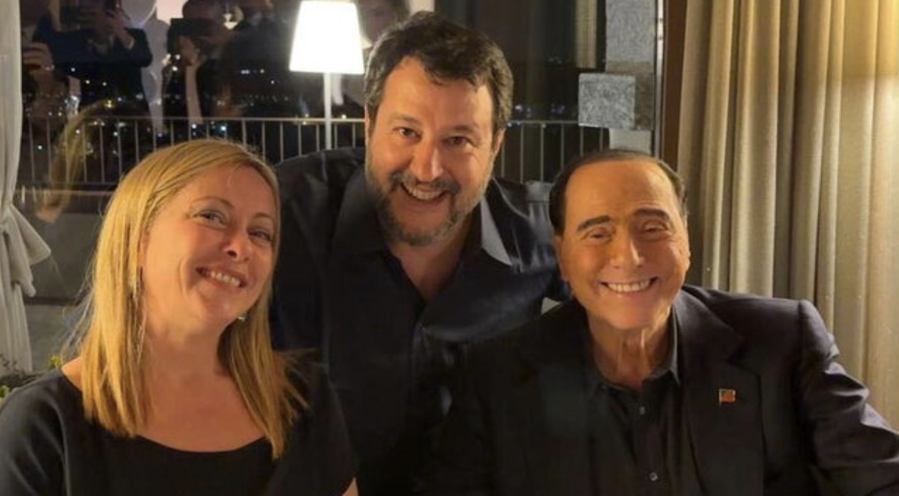 La sobrietà cristiana del governo dopo la strage di Cutro: karaoke al compleanno di Salvini