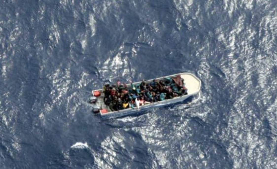 Strage annunciata, barcone alla deriva lasciato senza aiuti dall'Italia si rovescia: molti annegati
