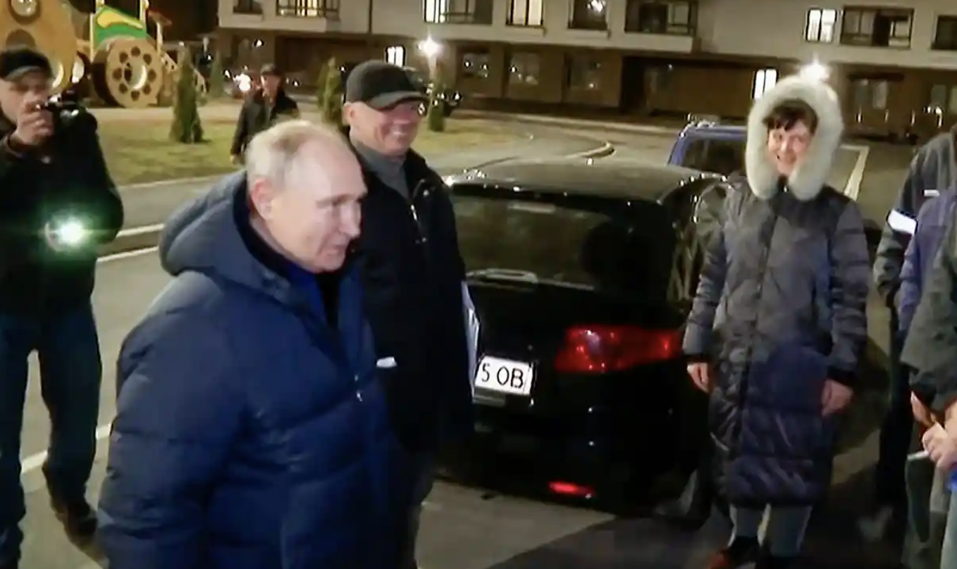 Putin visita a sorpresa la città martire di Mariupol: distrutta e conquistata dai russi