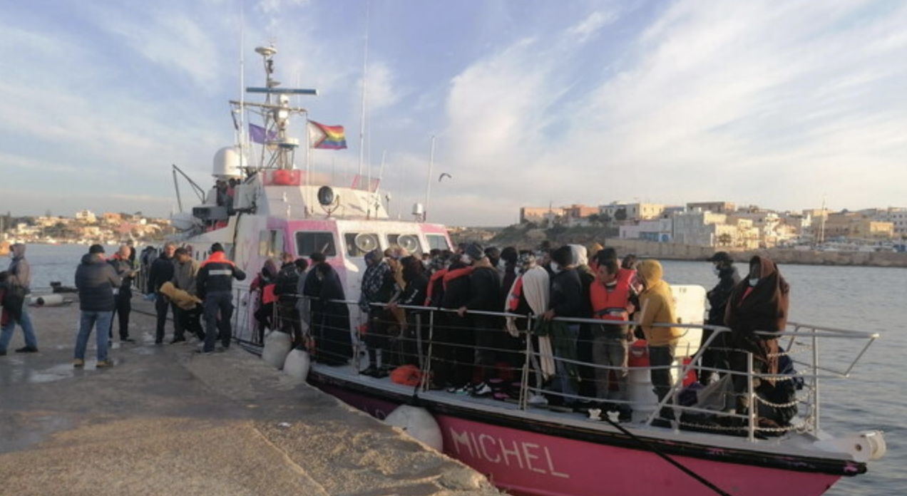Migranti, a Lampedusa due mila sbarchi in un giorno: Salvini non chiede le dimissioni di Piantedosi