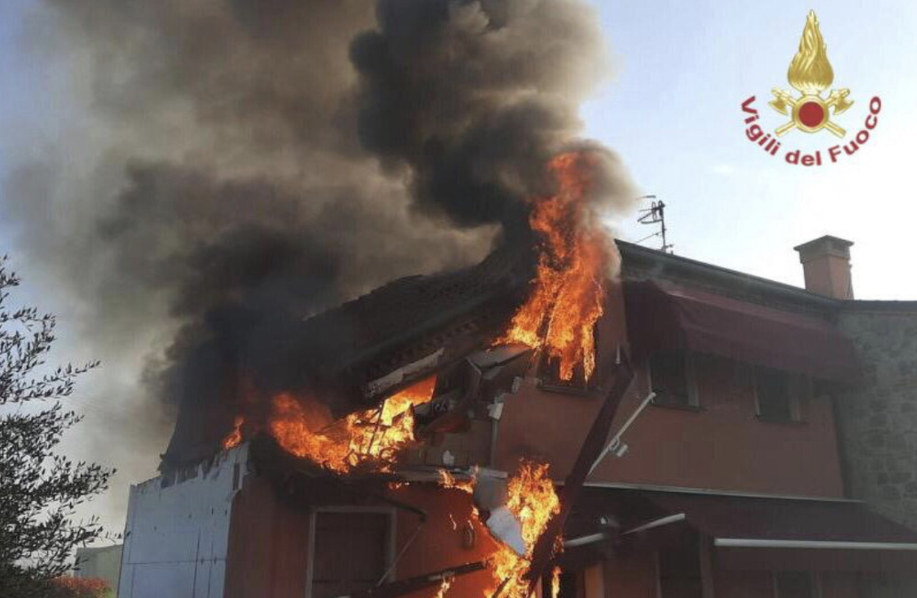 Esplosione in una casa: muore una donna, marito e figli feriti