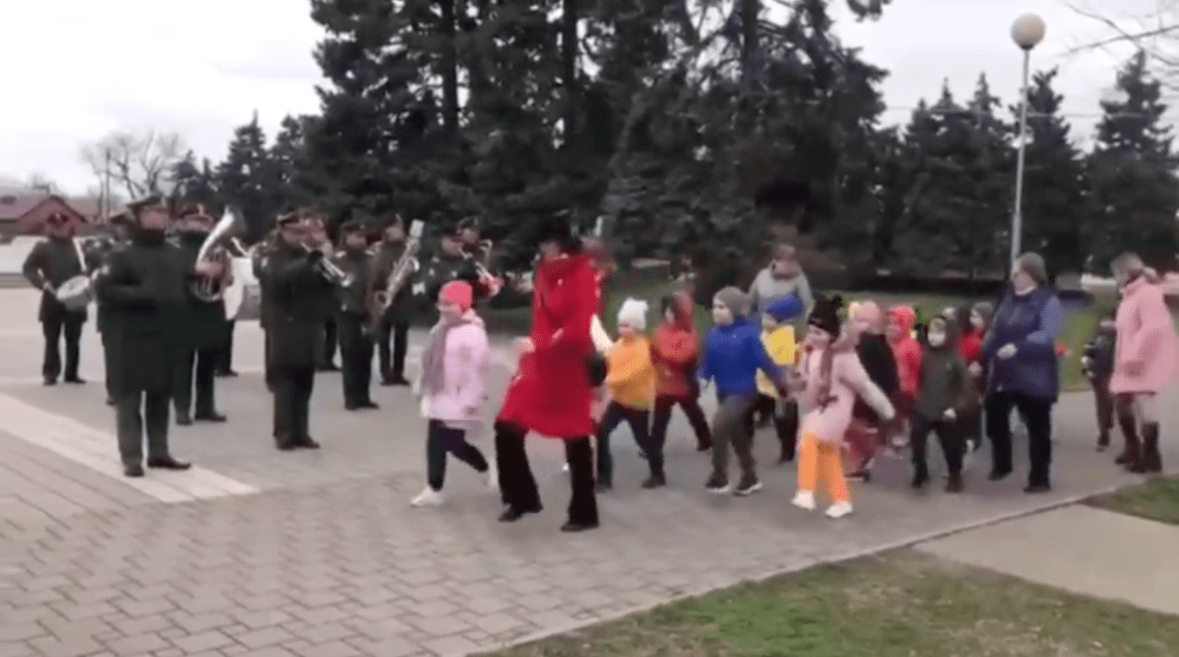 Nazionalismo putiniano: i bambini si addestrano per una parata militare in attesa delle divise
