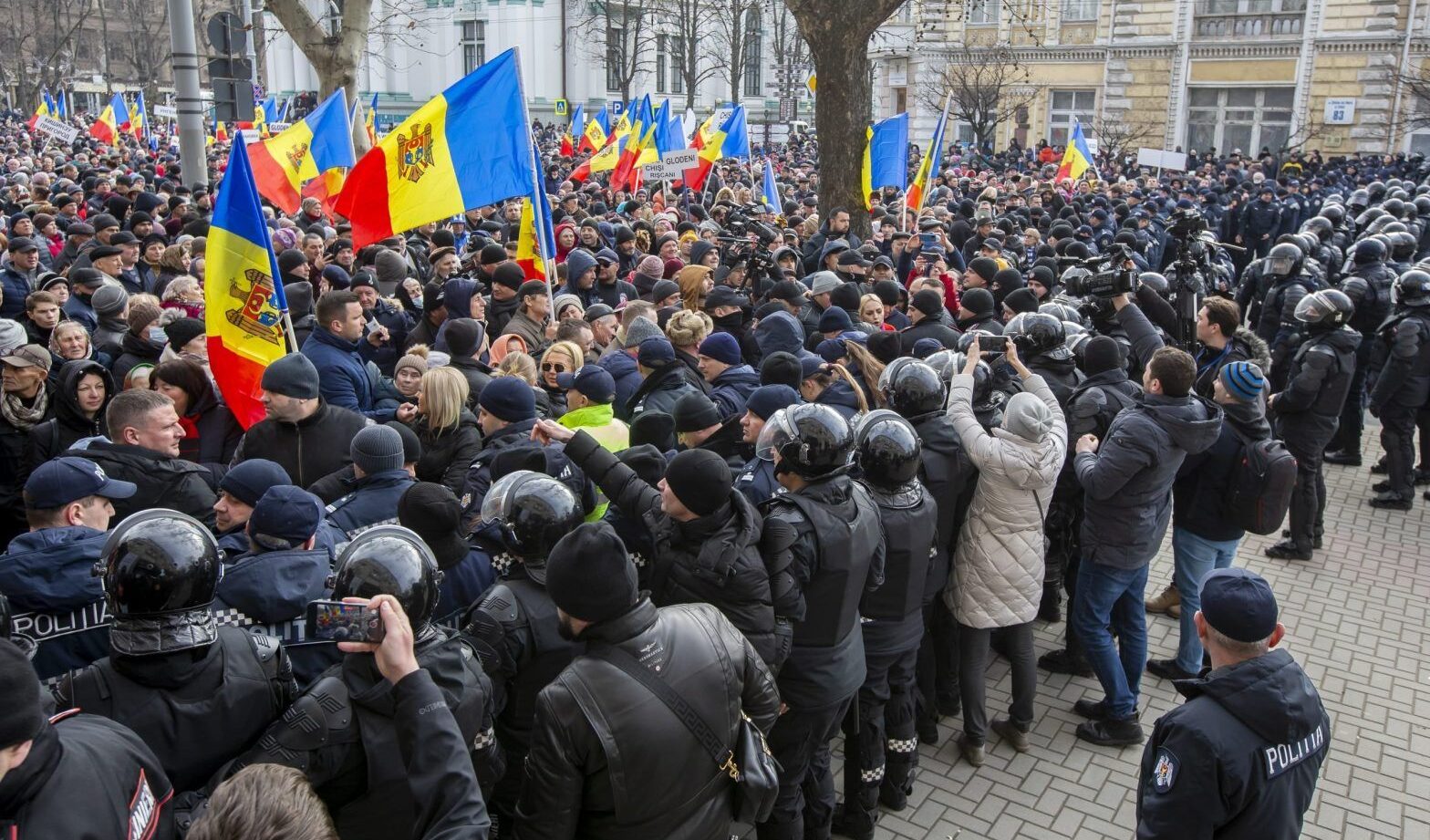 Moldavia, i filo-russi in piazza contro il governo europeista: scontri con la polizia