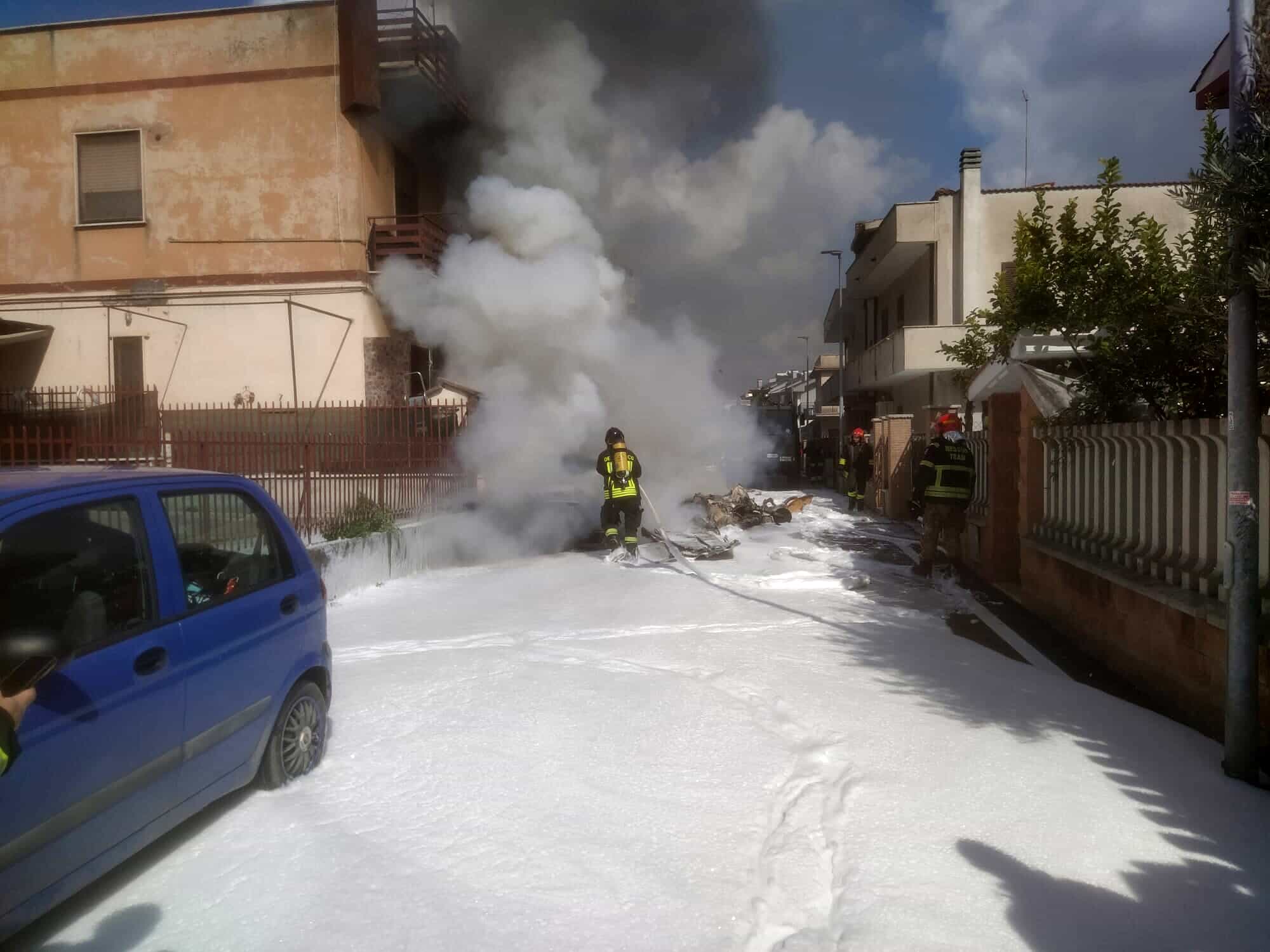 A Guidonia precipitano due aerei militari, uno tra le case: morti entrambi i piloti