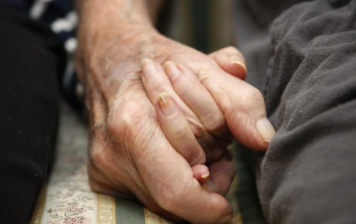 Marito e moglie insieme per 66 anni, muoiono fianco a fianco la stessa notte