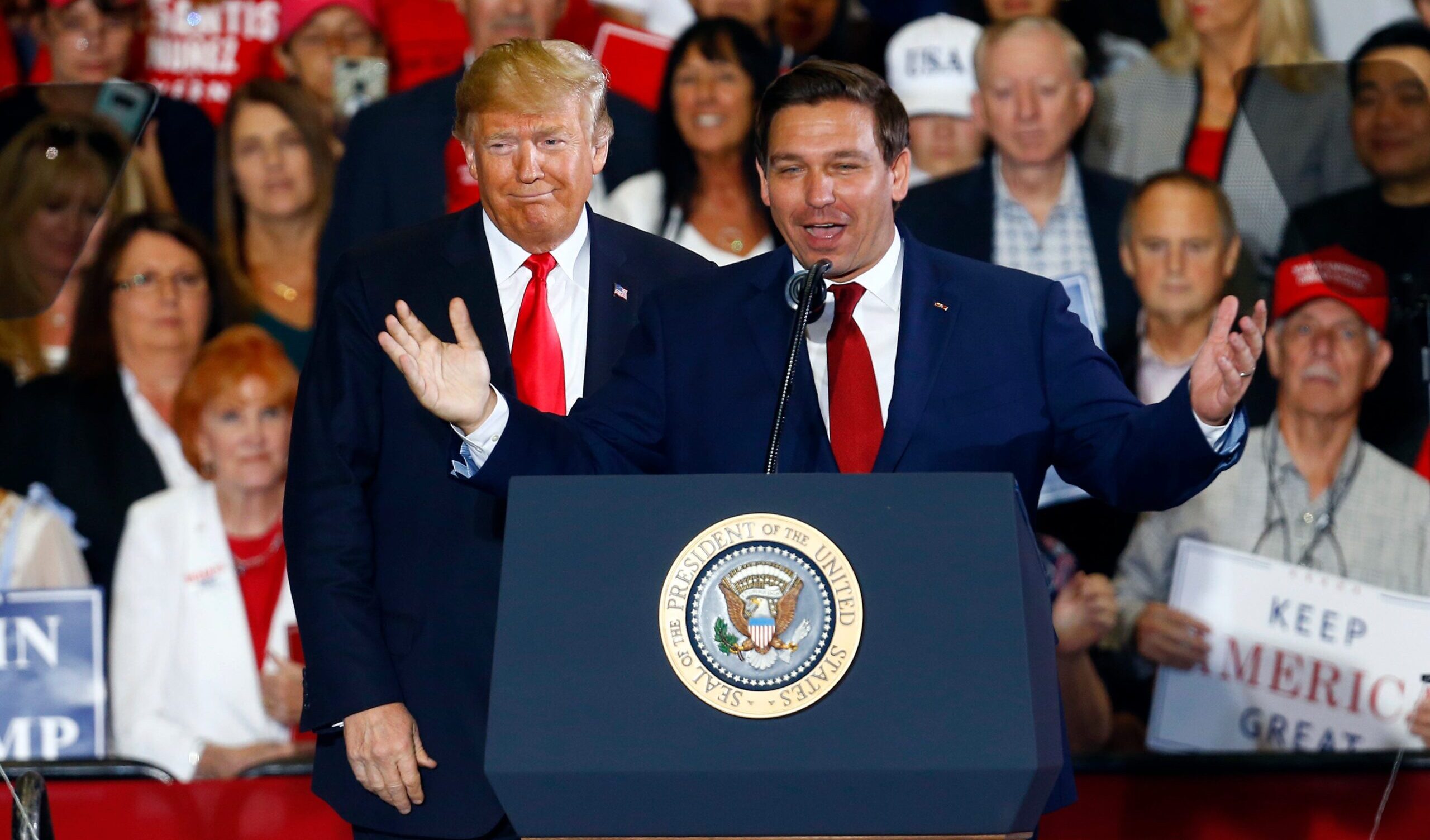 Trump il modesto: "Senza me Ron DeSantis lavorerebbe in una pizzeria"