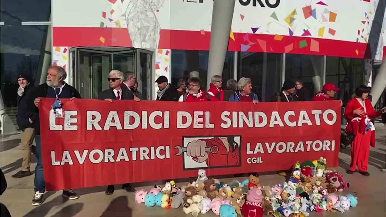 Meloni al congresso Cgil, militanti lasciano la sala e mostrano peluche per i bambini di Cutro