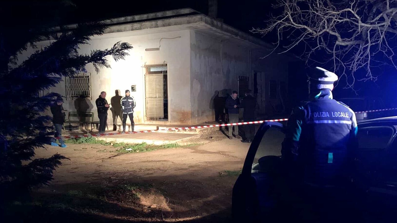 Coppia trovata morta in casa, escluso l'omicidio-suicidio: mistero in provincia di Brindisi