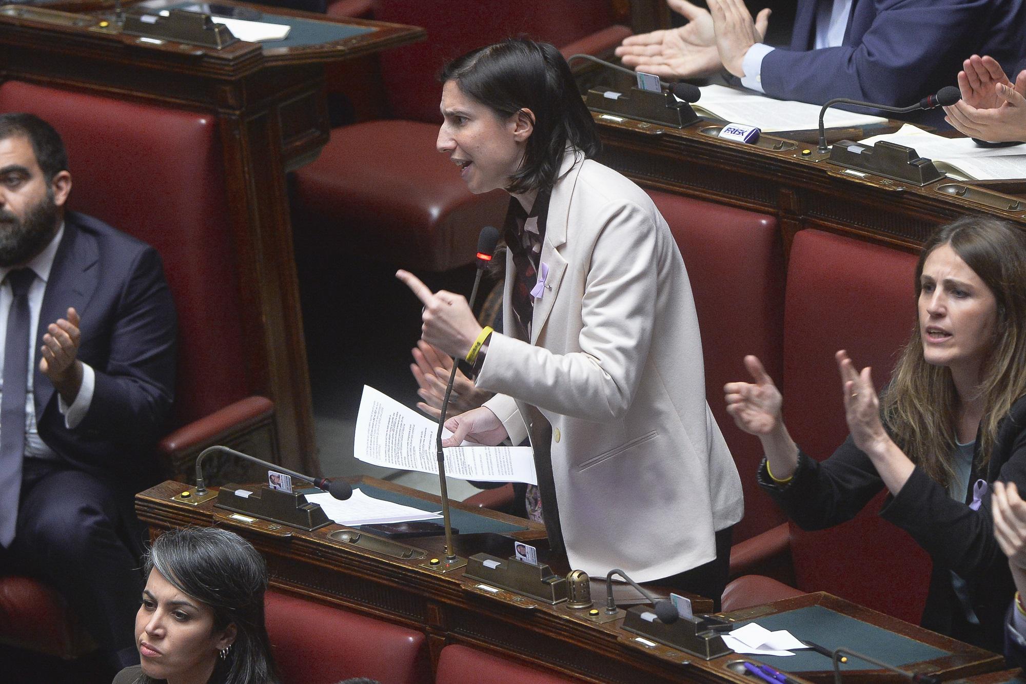 Saluti fascisti, Elly Schlein attacca: "La destra insulta la Resistenza, Giorgia Meloni è ostaggio del suo passato"