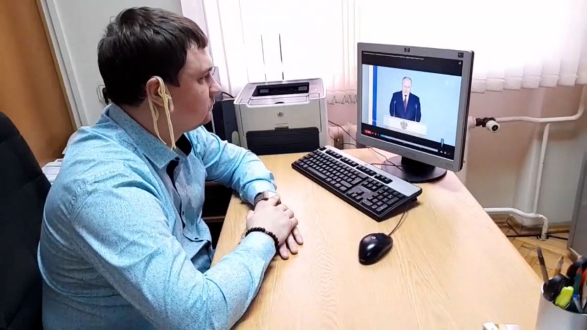 Guarda Putin in tv con gli spaghetti sulle orecchie: condannato per aver 'screditato' la Russia
