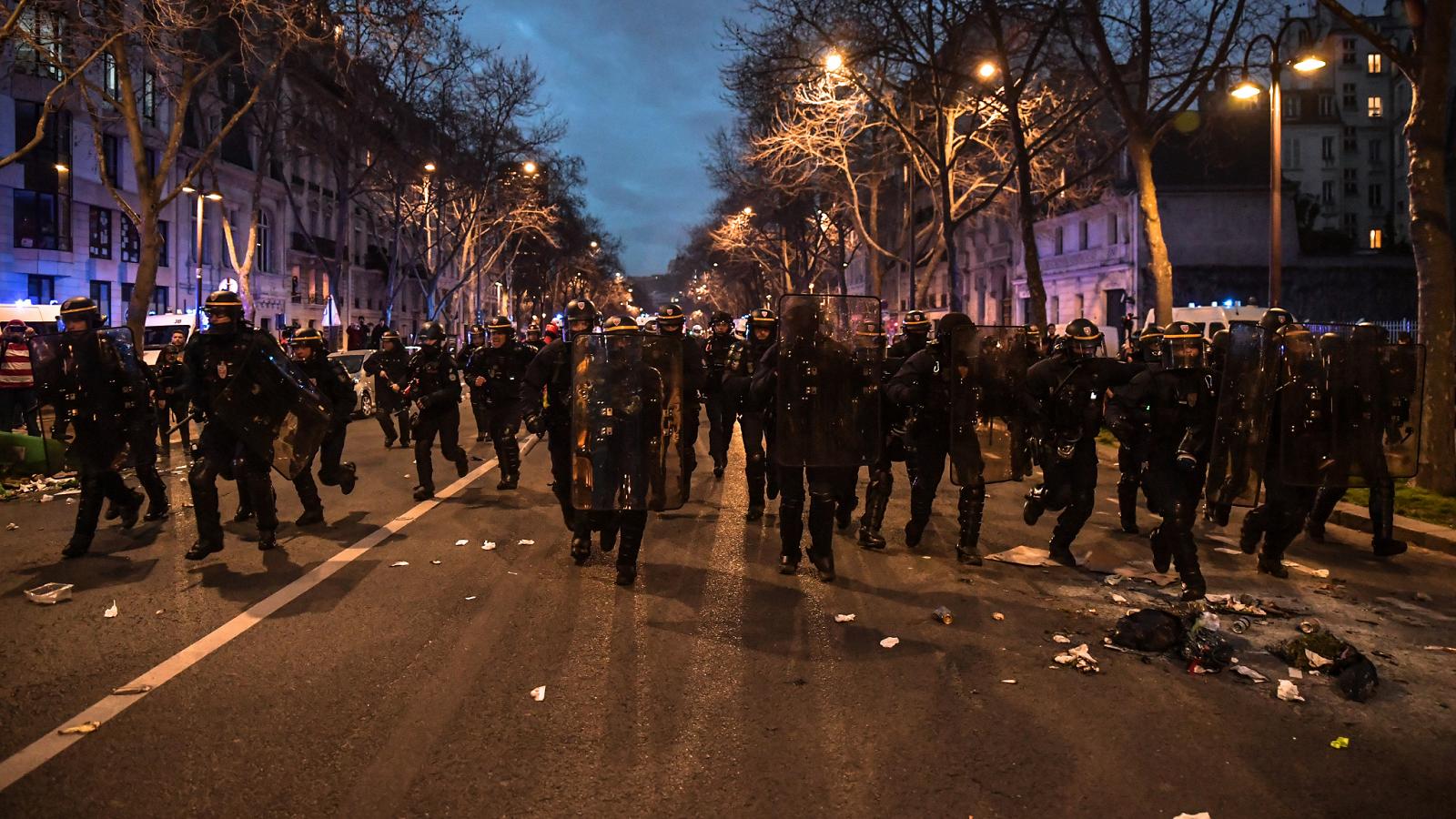 La riforma delle pensioni passa ed esplode la rabbia: 142 persone fermate a Parigi