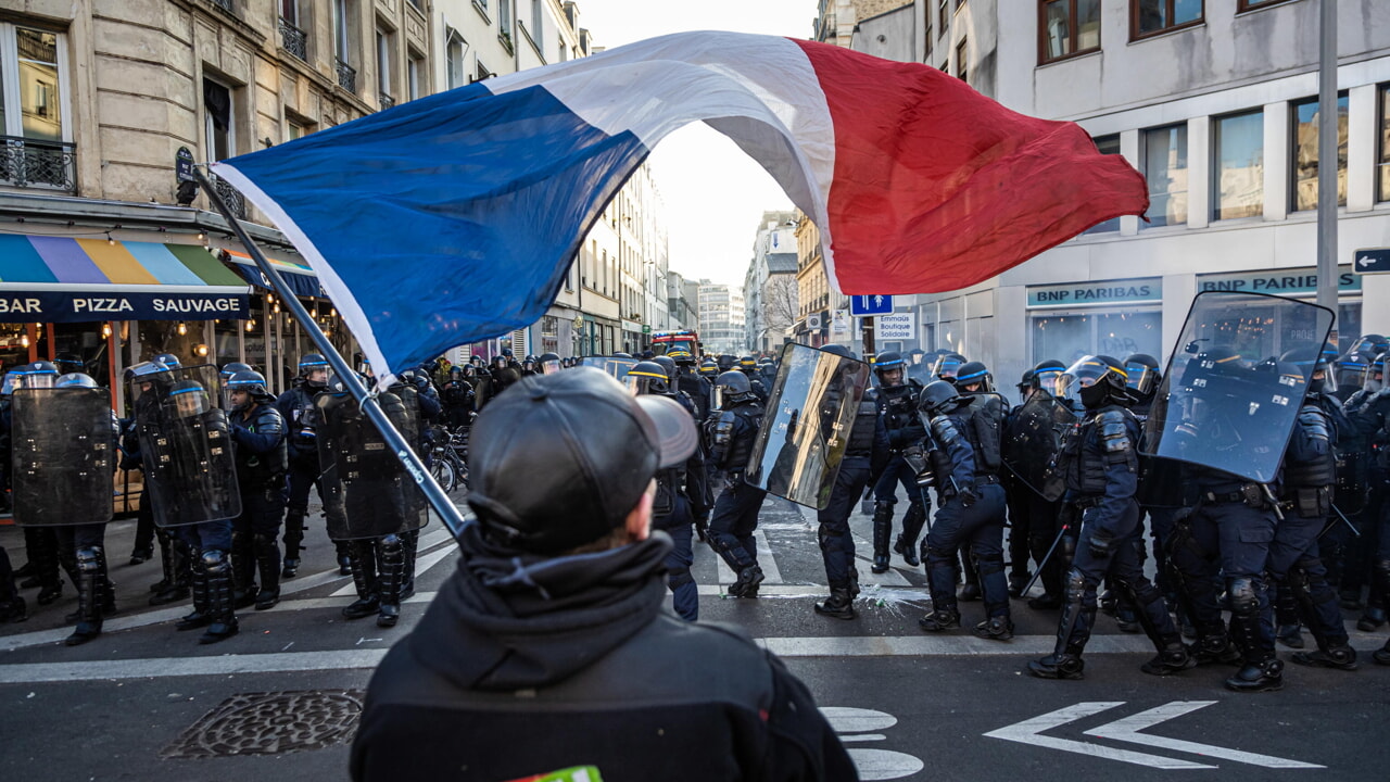 Pensioni, rivolta a Parigi: 258 fermati dopo che il governo ha posto la fiducia